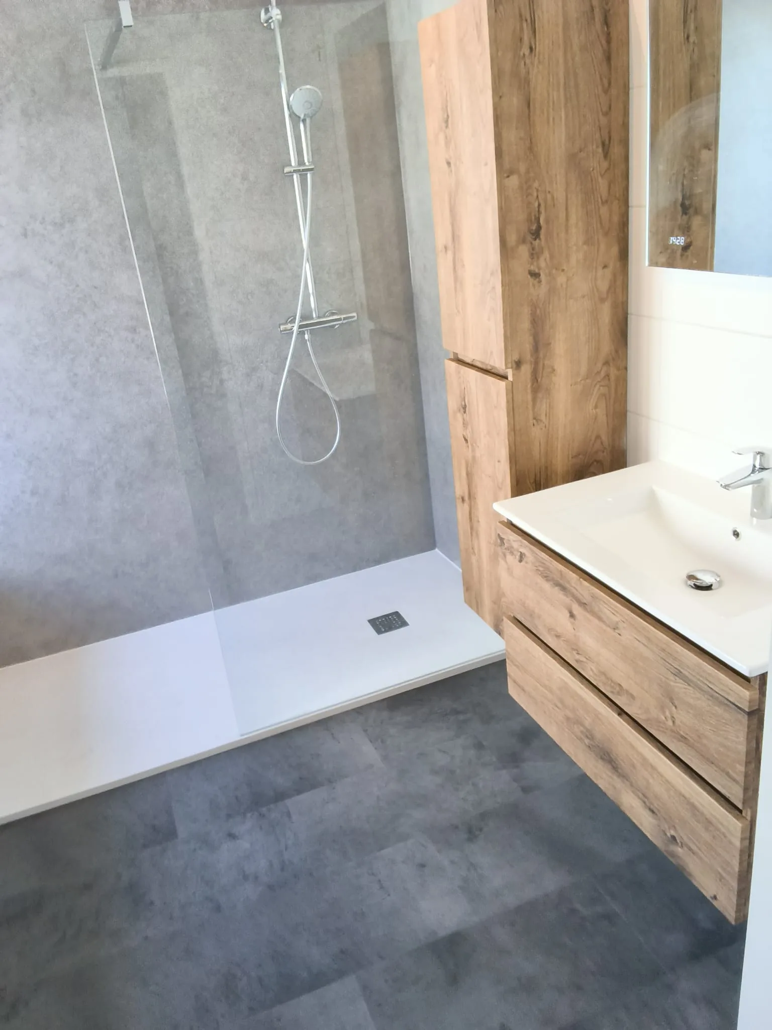 SaniSafe schafft eine moderne und sichere Badkamer Umgebung.